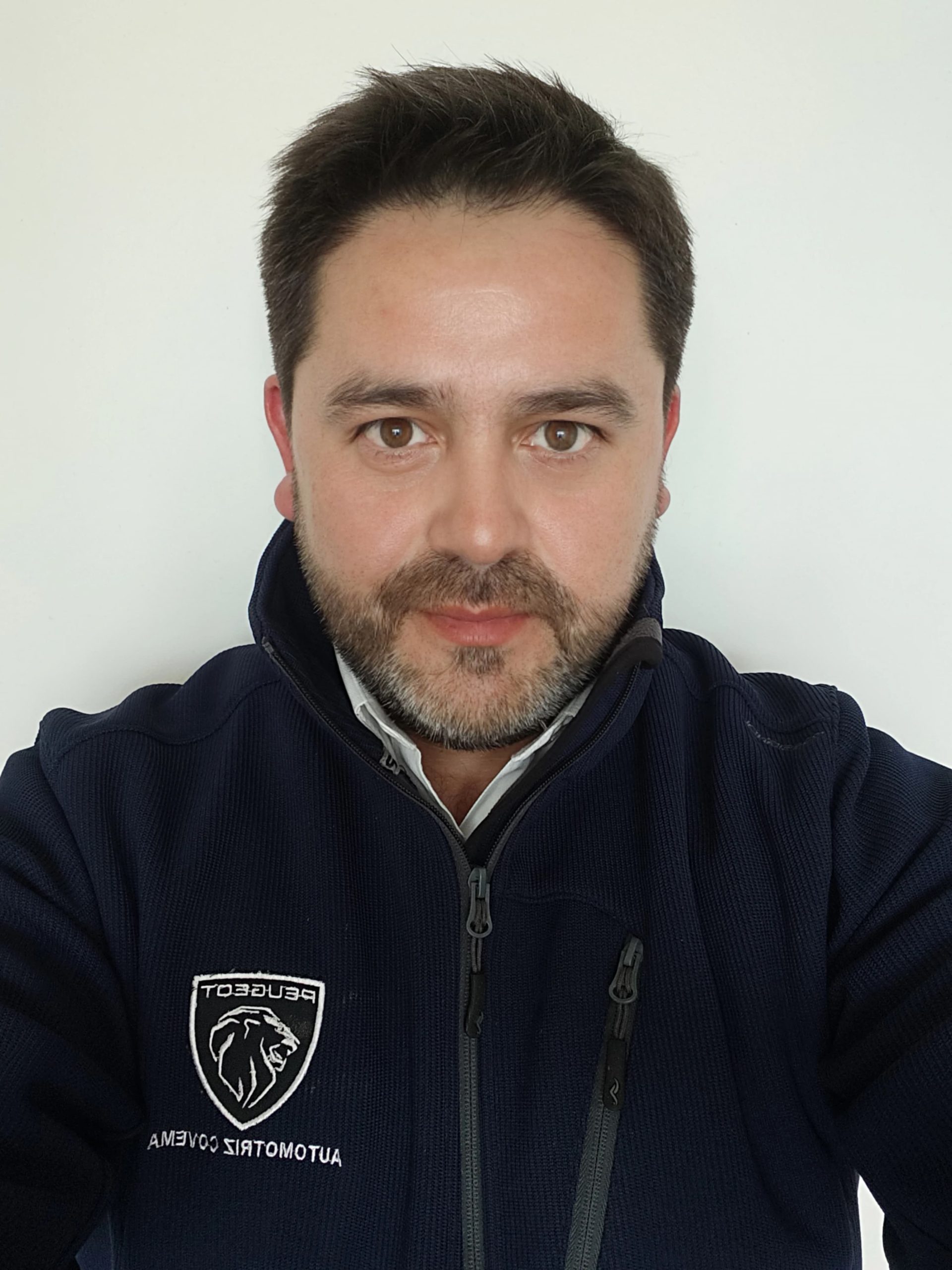 Gustavo Valdivia>
            </figure>
            <div class=